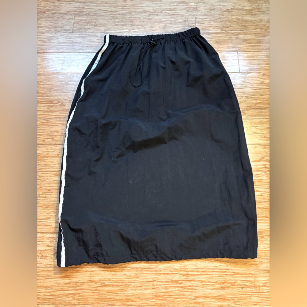 Toggle front skirt size L